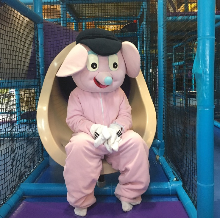 Lekstans elefantmaskot sitter på rutschkanan